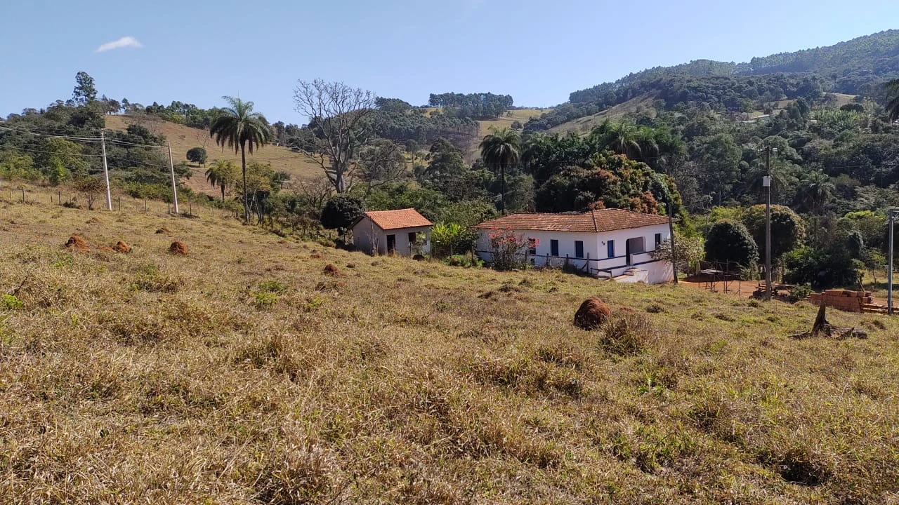 Fazenda à Venda em Rio Manso/MG | 42 Hectares • Água Corrente • Lagoa • Curral • Casarão antigo todo reformado.