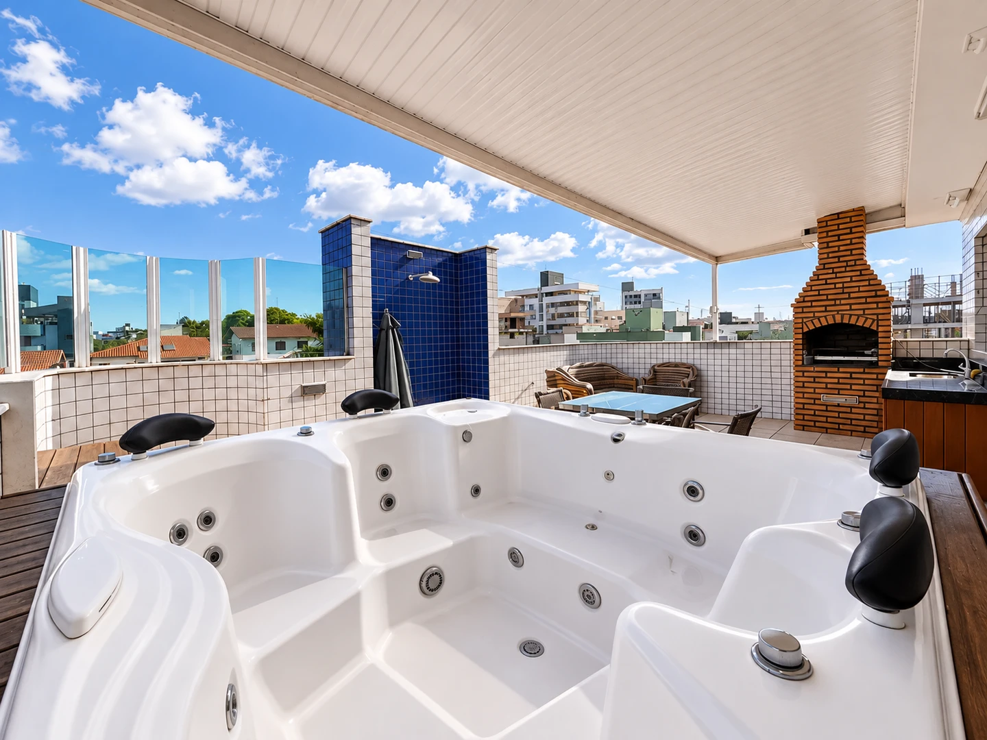 COBERTURA DE ALTO PADRÃO PARA LOCAÇÃO – ÁREA GOURMET PRIVATIVA E SPA COM JACUZZI